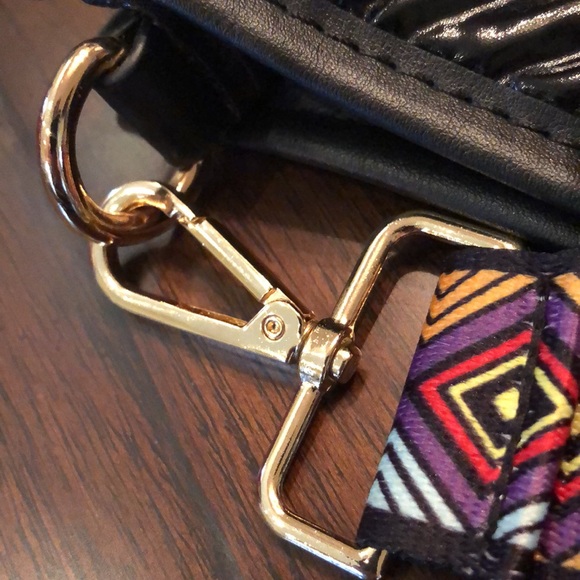 🍐 Puffy lightweight nylon messenger bag, wide abstract strap, gold tone clip - Picture 5 of 15